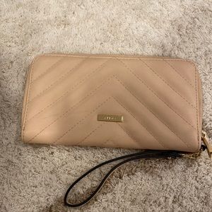 ALDO clutch